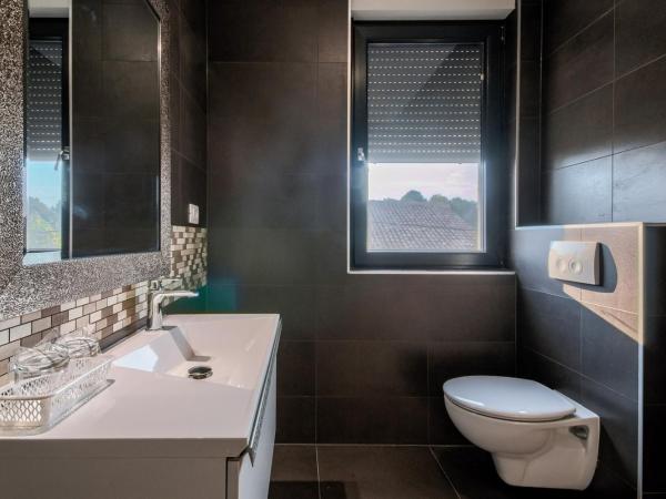 Rooms K&T sea side luxury : photo 5 de la chambre chambre double avec salle de bains privative