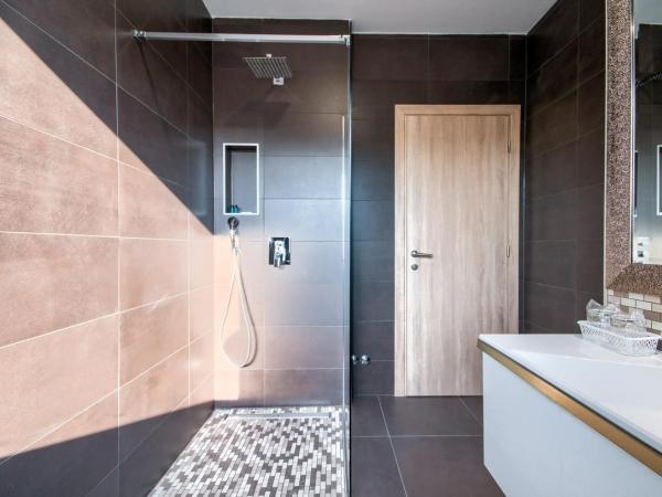 Rooms K&T sea side luxury : photo 6 de la chambre chambre double avec salle de bains privative