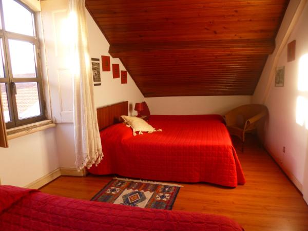 Chez Odete : photo 1 de la chambre chambre quadruple avec salle de bains privative séparée