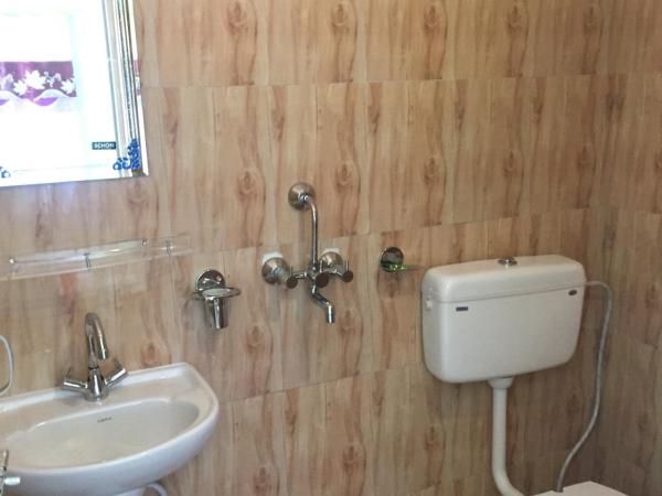 Harry Guest House & Restaurant : photo 6 de la chambre chambre triple Économique