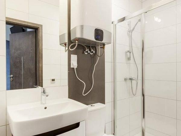 Cinema Hostel : photo 3 de la chambre chambre lits jumeaux avec salle de bains privative