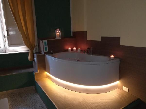 BellAqua : photo 4 de la chambre chambre lit queen-size avec baignoire spa