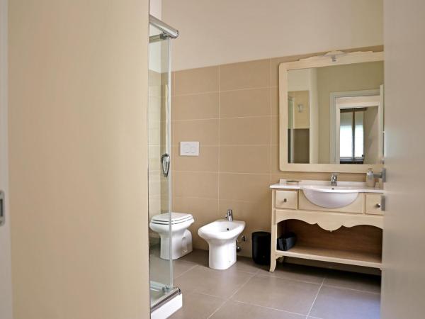 APP9 - rooms and apartments : photo 3 de la chambre chambre triple avec salle de bains privative séparée