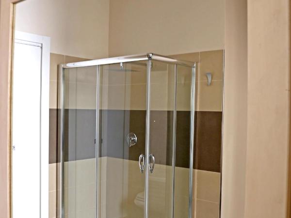 APP9 - rooms and apartments : photo 5 de la chambre chambre triple avec salle de bains privative séparée