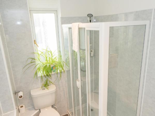 Granite City Guest House : photo 5 de la chambre chambre familiale avec salle de bains privative