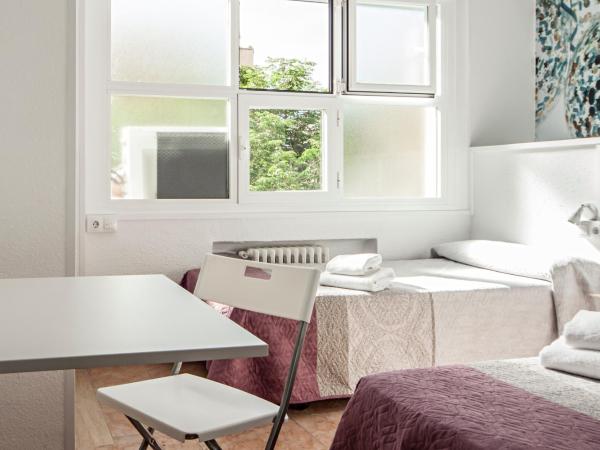 Madrid Motion Hostels : photo 6 de la chambre chambre lits jumeaux avec salle de bains privative