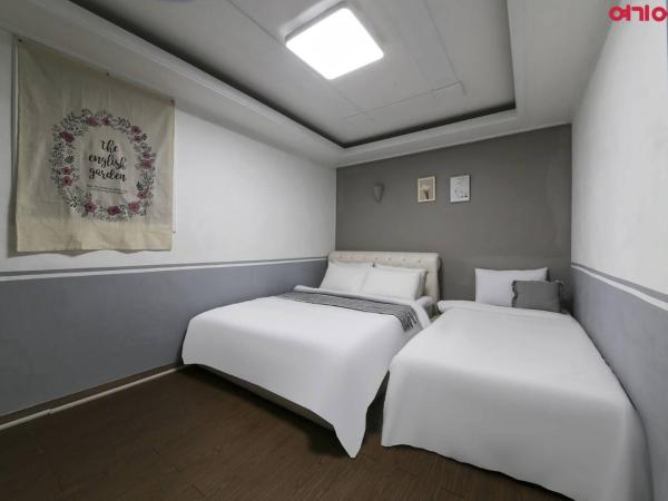 Sinchon Sisters Hostel : photo 2 de la chambre chambre familiale avec salle de bains privative