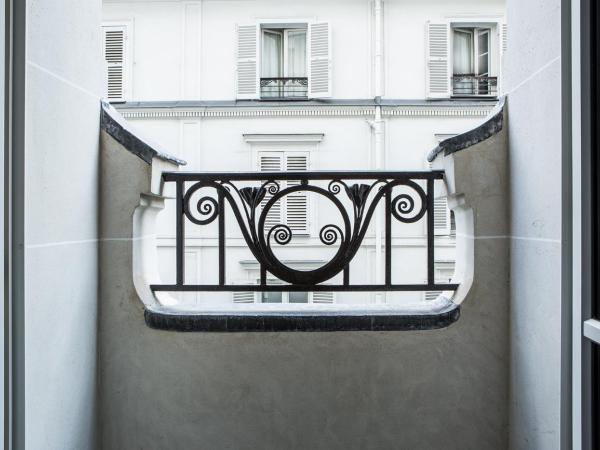 Hôtel du Rond-point des Champs-Élysées - Esprit de France : photo 4 de la chambre suite avec balcon