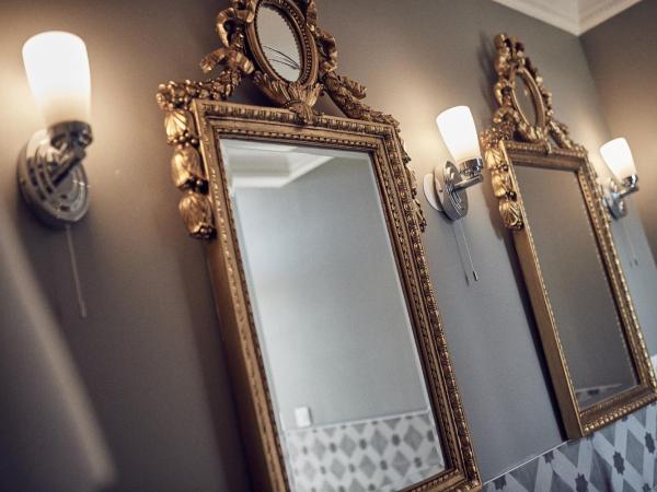 Castel Bois Marie, Maison d'hôtes : photo 2 de la chambre chambre lit queen-size deluxe avec balcon - vue sur piscine