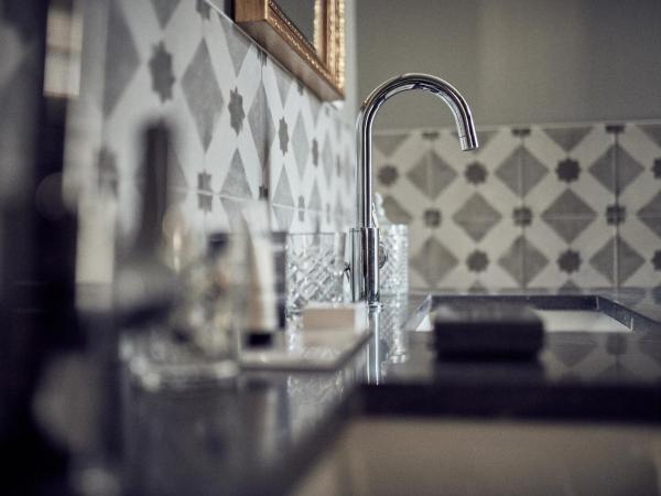 Castel Bois Marie, Maison d'hôtes : photo 1 de la chambre chambre lit queen-size deluxe avec balcon - vue sur piscine