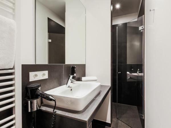 LINDEMANN'S : photo 2 de la chambre hébergement bain urbain