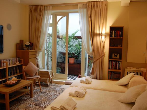 Georgiana's Guesthouse : photo 6 de la chambre chambre double avec salle de bains privative