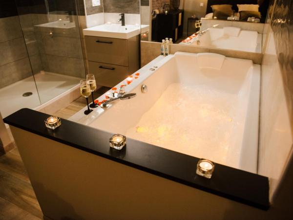 La Suite Romantique avec Jacuzzi au Coeur de Perpignan : photo 7 de la chambre suite avec jacuzzi