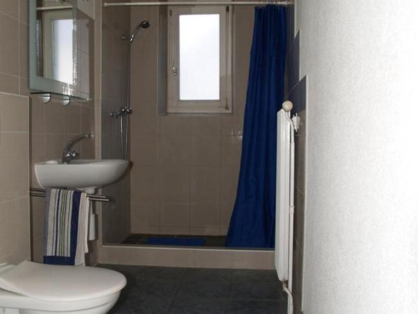 Walters Hostel Interlaken : photo 6 de la chambre chambre double ou lits jumeaux avec salle de bains commune