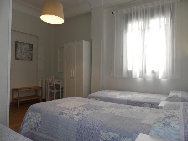Hostal America : photo 7 de la chambre chambre double ou lits jumeaux