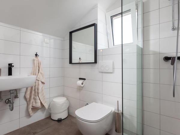 SUBTUB Hostel Makarska : photo 3 de la chambre chambre double deluxe avec balcon