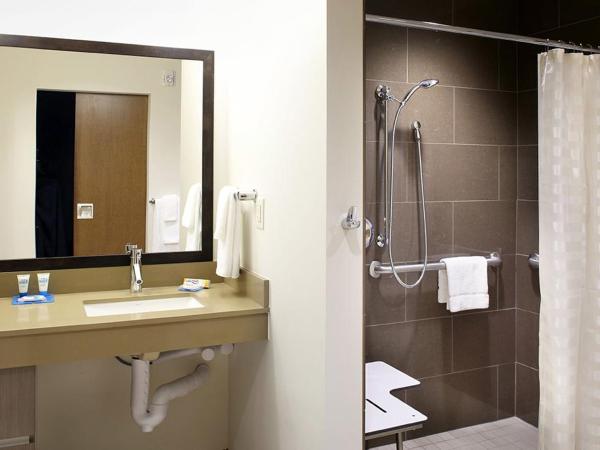 HYATT House Pittsburgh-South Side : photo 2 de la chambre studio lit king-size avec douche accessible aux personnes à mobilité réduite - adapté aux personnes à mobilité réduite