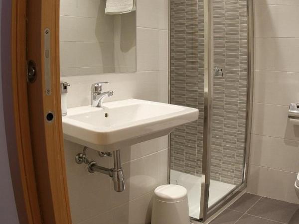 Hostal Mónaco : photo 8 de la chambre chambre double avec salle de bains privative