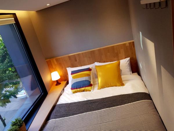 Hostel CLEO Seoul Hongdae : photo 8 de la chambre chambre double avec salle de bains privative