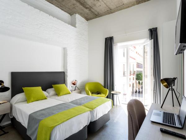 La Puerta de Palacio - Adults Only : photo 5 de la chambre chambre lits jumeaux - vue sur ville