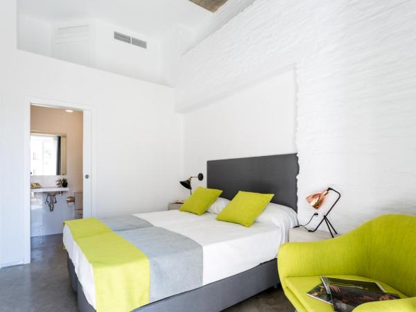 La Puerta de Palacio - Adults Only : photo 3 de la chambre chambre lits jumeaux - vue sur ville