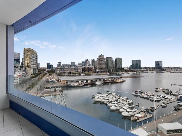 Docklands Private Collection - NEWQUAY : photo 2 de la chambre appartement newquay 2 chambres, 2 salles de bains - vue sur port de plaisance