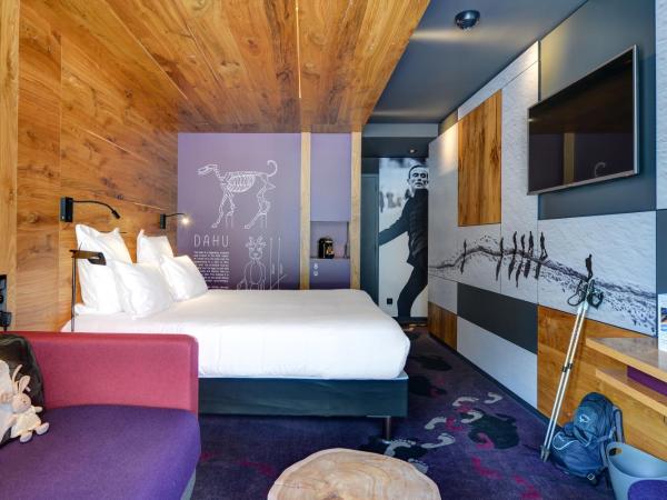 Alpina Eclectic Hotel : photo 9 de la chambre chambre supérieure avec canapé et balcon - vue sur mont blanc