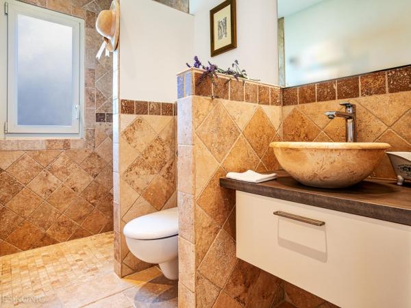 Les Trois Oliviers : photo 1 de la chambre chambre double deluxe avec douche