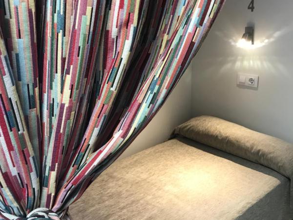 Hostal LIWI : photo 5 de la chambre lit simple dans dortoir pour femmes