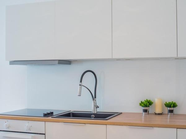 Leona Deluxe Apartments : photo 6 de la chambre appartement avec balcon