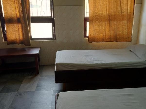 GP Mansion : photo 2 de la chambre chambre triple avec salle de bains privative