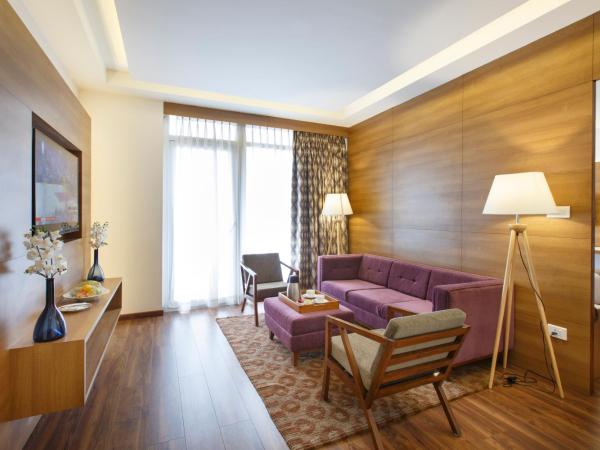 Hotel Ambassador by ACE Hotels : photo 4 de la chambre junior suite with balcony - free airport drop, 10% off on our selected restaurants, early check-in and late check-out by 2 hrs
