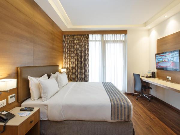 Hotel Ambassador by ACE Hotels : photo 6 de la chambre junior suite with balcony - free airport drop, 10% off on our selected restaurants, early check-in and late check-out by 2 hrs