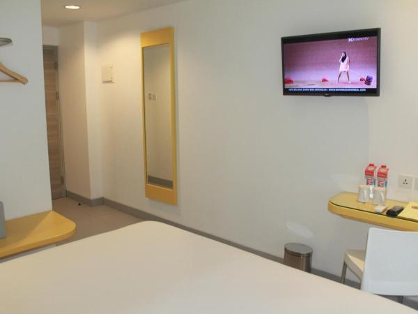 Amaris Hotel Margorejo Surabaya : photo 4 de la chambre chambre Élégante - hollywood