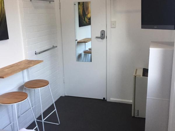 Sandy Bottoms Guesthouse : photo 7 de la chambre chambre double avec vue partielle sur l'océan et salle de bains commune