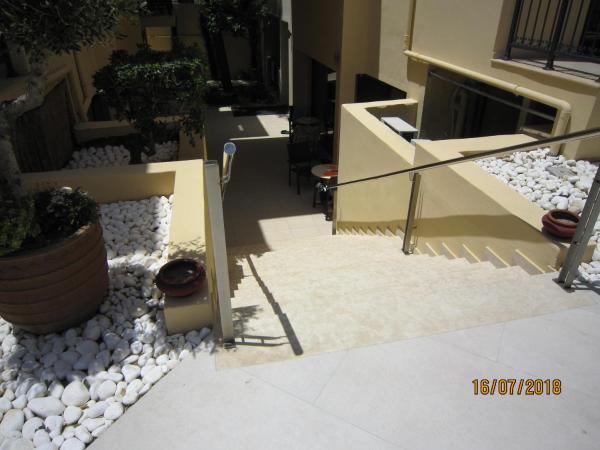 Atlantis Beach Hotel : photo 4 de la chambre chambre double supérieure au demi sous-sol avec piscine privée