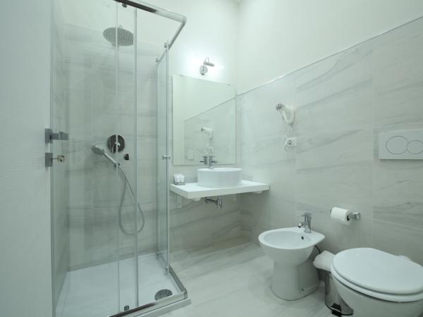 Khome Rooms & Apartment : photo 9 de la chambre chambre lit king-size avec balcon