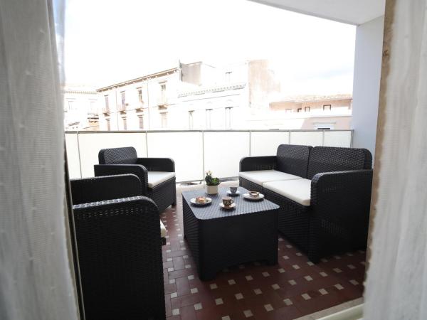 Khome Rooms & Apartment : photo 10 de la chambre suite lit king-size avec balcon