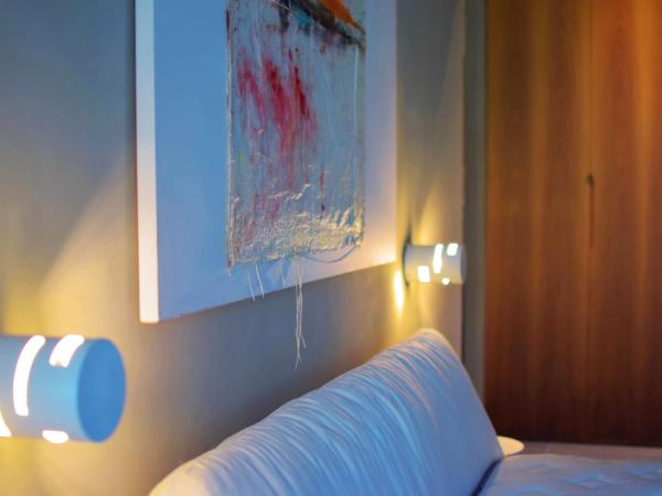 101 Adrianou Apartments : photo 9 de la chambre suite supérieure - vue sur jardin