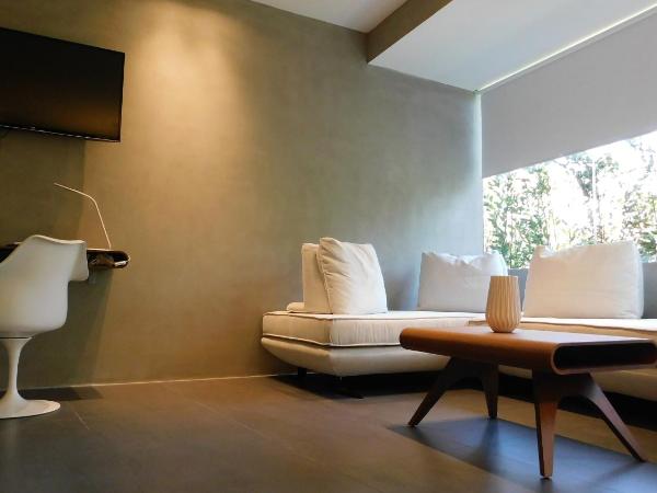 101 Adrianou Apartments : photo 7 de la chambre suite supérieure - vue sur jardin