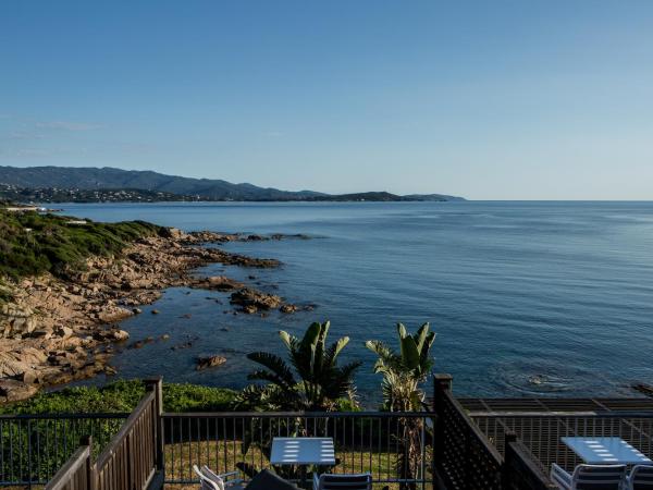 Sofitel Golfe d'Ajaccio Thalassa Sea & Spa : photo 6 de la chambre chambre lit king-size de luxe avec solarium privé - vue sur mer 