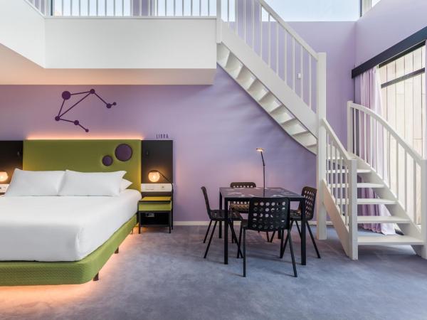 Room Mate Bruno : photo 4 de la chambre chambre familiale en duplex avec terrasse (réservée par 2 adultes avec enfants)