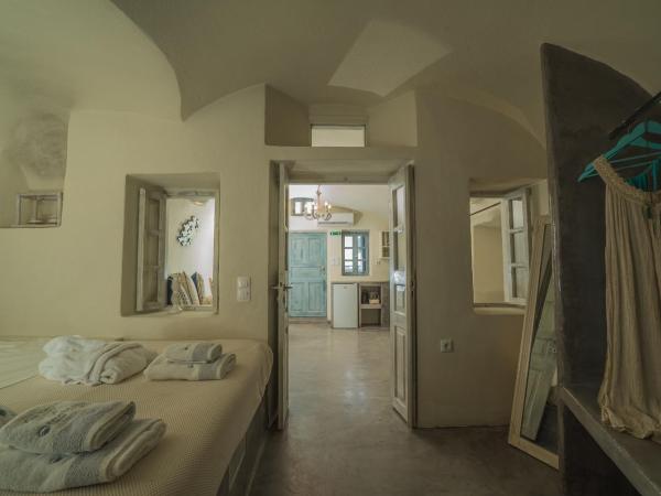 Kaleidoscope Cave Houses : photo 6 de la chambre maison troglodyte 2 chambres avec bain à remous extérieur - vue sur caldeira