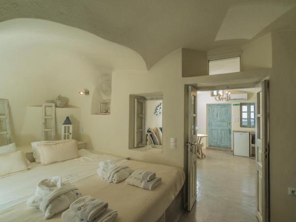 Kaleidoscope Cave Houses : photo 7 de la chambre maison troglodyte 2 chambres avec bain à remous extérieur - vue sur caldeira