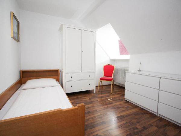 Hotel Olympia : photo 7 de la chambre chambre quadruple avec douche privée et toilettes communes