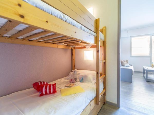 Résidence Pierre & Vacances Les Platanes : photo 7 de la chambre studio avec alcôve et terrasse ou balcon (4 personnes)