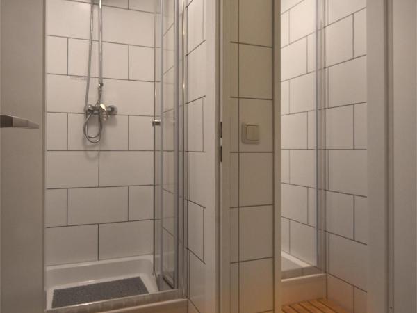 Hotel Olympia : photo 7 de la chambre chambre double avec douche et toilettes communes