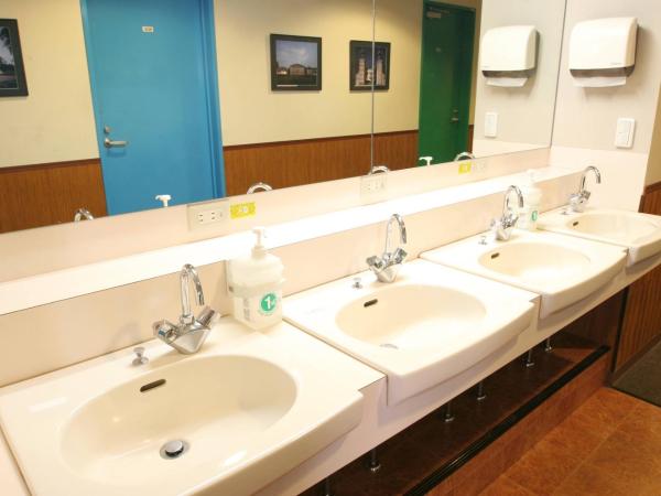 Sakura Hotel Ikebukuro : photo 7 de la chambre chambre avec lits superposés et salle de bains commune - 4 personnes