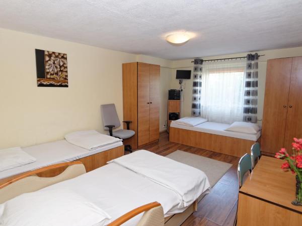 Justhostel : photo 4 de la chambre chambre triple avec salle de bains privative