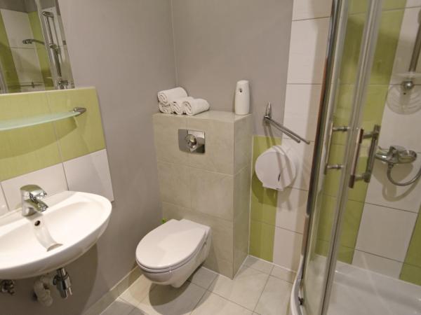 Justhostel : photo 1 de la chambre chambre triple avec salle de bains privative